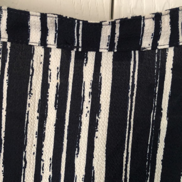 Woman’s fall notations V-neck blue and white striped blouse with hooked chain - Picture 12 of 14